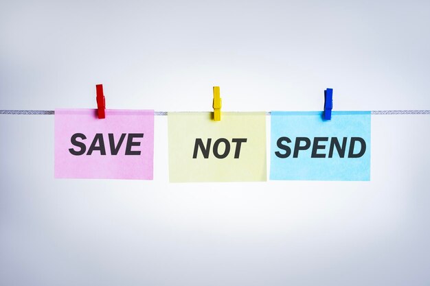 Zdjęcie oszczędzaj pieniądze nie wydawaj koncepcji oszczędzania pieniędzy na płatności domowe