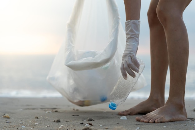 Oszczędzaj wodę Wolontariusze zbierają śmieci na plaży i plastikowe butelki są trudne do rozkładu zapobiegają szkodzeniu życiu wodnemu Środowisko Ziemi Ozielanie planety zmniejsza globalne ocieplenie Oszczędzanie świata