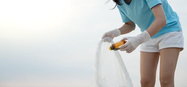 Oszczędzaj wodę Zbieraj śmieci na plaży i plastikowe butelki są trudne do rozkładu Zapobiegaj szkodom organizmów wodnych Ziemia Środowisko Zazielenianie planety Zmniejszenie globalnego ocieplenia Uratuj świat