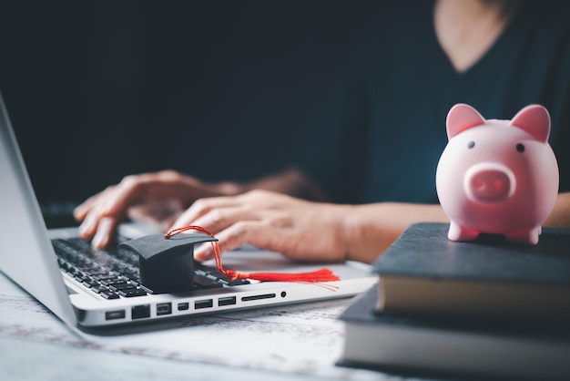 Oszczędzanie pieniędzy monetą z bankowością inwestycją finansowaniem koncepcji edukacji Planowanie pożyczki studenckiej na studia za granicą na studia wyższe lub uniwersyteckie Przyszły fundusz edukacji dzieci gotówka Rosnący