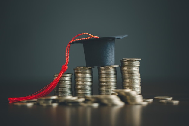 Oszczędzanie pieniędzy moneta z bankowością inwestycji finansowania edukacji koncepcja Planowanie kredytu studenckiego do studiów za granicą na studia wyższe lub uniwersyteckie Przyszły fundusz edukacji dzieci gotówka Rosnące oszczędności