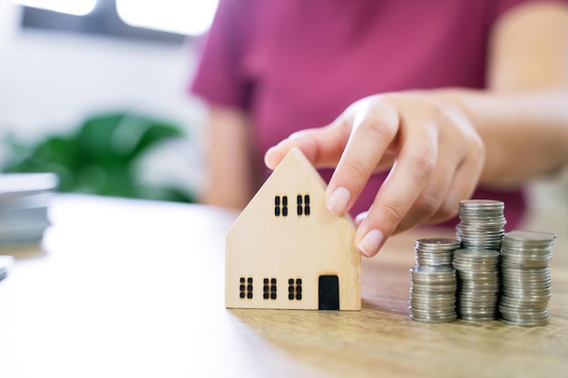 Oszczędzanie pieniędzy na inwestycje w nieruchomości ze stosem monet pieniężnych na zakup domu i pożyczkę na przygotowanie się w przyszłym ubezpieczeniu finansowym Księgowy weryfikuje rosnącą koncepcję biznesową