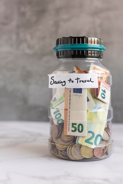 Oszczędzanie pieniędzy na podróż po Covid19 w słoiku z pieniędzmi Koncepcja oszczędzania pieniędzy
