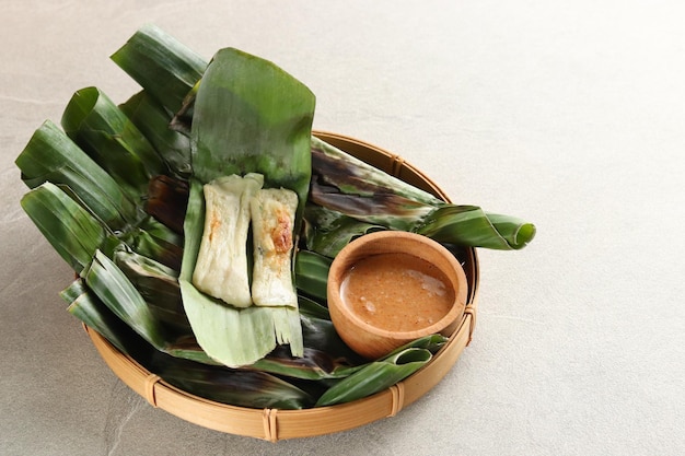 Otak Otak Palembang. Tradycyjne jedzenie z Palembang to swoista przekąska grillowanych ciast rybnych