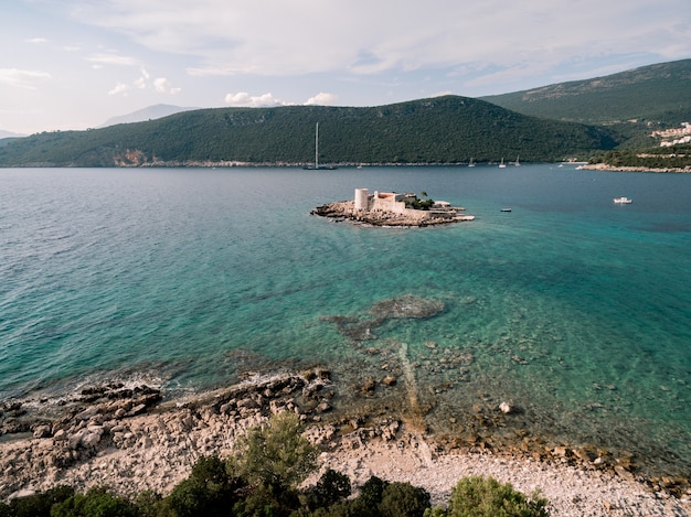 Otocic wyspa gospa w pobliżu plaży Zanjic w Czarnogórze