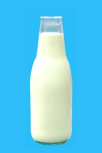 Zdjęcie otwarta butelka świeżego mleka izolowana na niebieskim tle