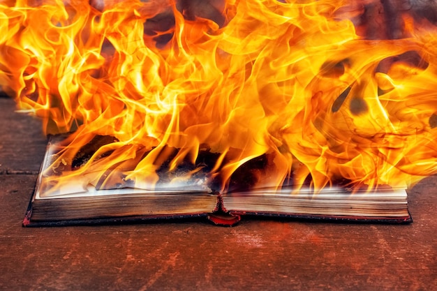 Otwarta księga jest pochłonięta ogniem Spalanie książek zakazanych w literaturze