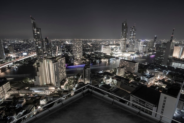 Otwarta przestrzeń balkonowa z widokiem na panoramę miasta Bangkok w tle