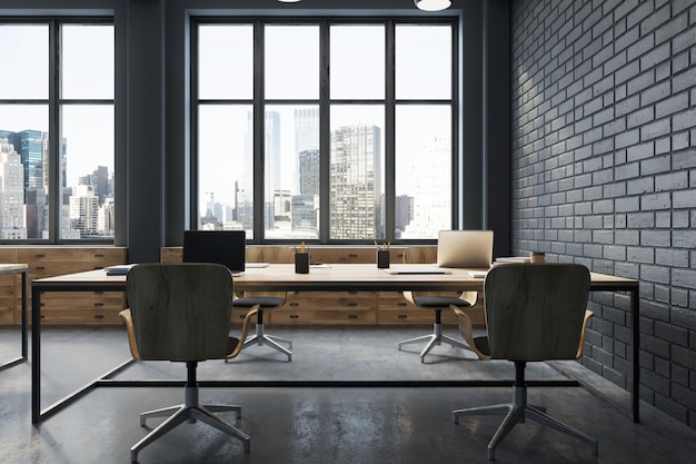 Otwarta przestrzeń biurowa z czarnej cegły z betonową podłogą, dużymi oknami i długim drewnianym stołem z drewnianymi krzesłami w pobliżu. Makieta renderowania 3D