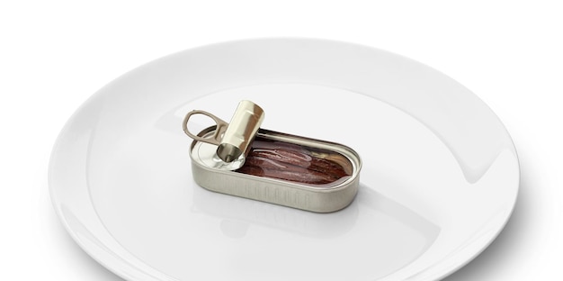 Otwarta puszka polędwicowa anchois w oleju na białym talerzu solated na białym tle