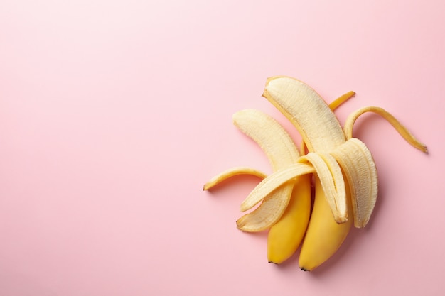 Otwarte banany na różowym tle. Świeży owoc