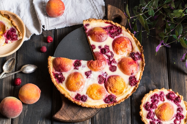 otwarte ciasto z brzoskwinią i malinami, francuska galette. Tarta brzoskwiniowa. Tarta malinowa. Tartelette.