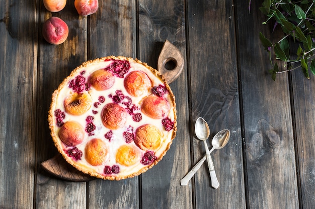 otwarte ciasto z brzoskwinią i malinami, francuska galette. Tarta brzoskwiniowa. Tarta malinowa.