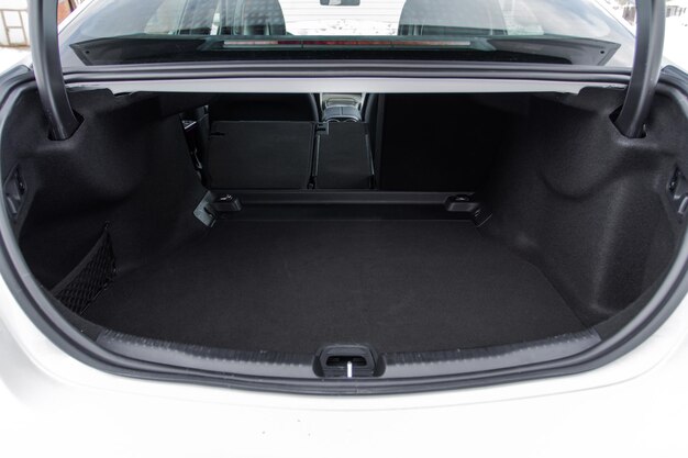 Zdjęcie otwarty bagażnik nowoczesnego sedana ogromny czysty i pusty bagażnik samochodowy we wnętrzu nowoczesnego samochodu