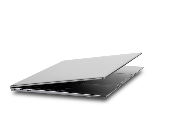 otwarty laptop w kolorze szarym i srebrnym izolat na białym tle