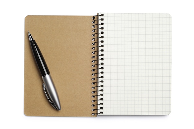 Otwarty notatnik i długopis na białym tle