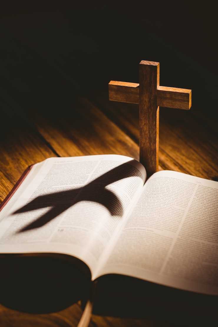 Zdjęcie otwórz biblię z ikoną krzyża z tyłu
