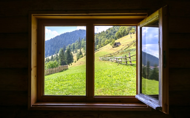 Zdjęcie otwórz okno pokoju z widokiem na góry