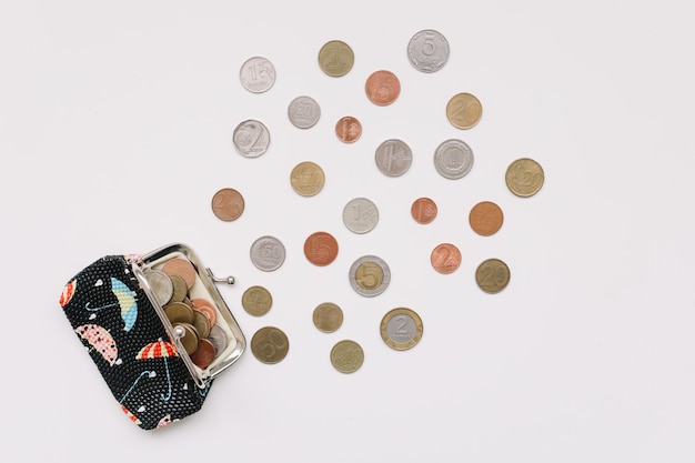 Otwórz portfel z różnymi monetami na białym tle widok z góry Kryzys finansowy ubóstwo brak koncepcji pieniędzy