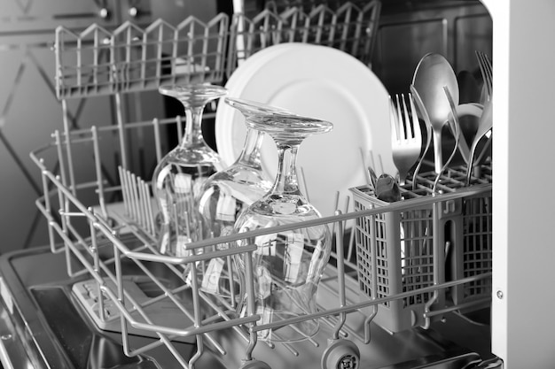 Zdjęcie otwórz zmywarkę z czystymi naczyniami