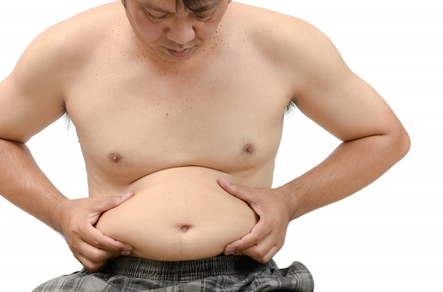 Zdjęcie otyły mężczyzna sprawdza jego ciężar odizolowywającego