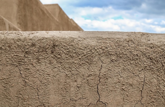Otynkowana gliniana ściana adobe jako tło