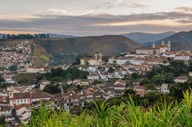 Ouro Preto Minas Gerais Brazylia Częściowy widok na miasto z zabytkowymi budynkami