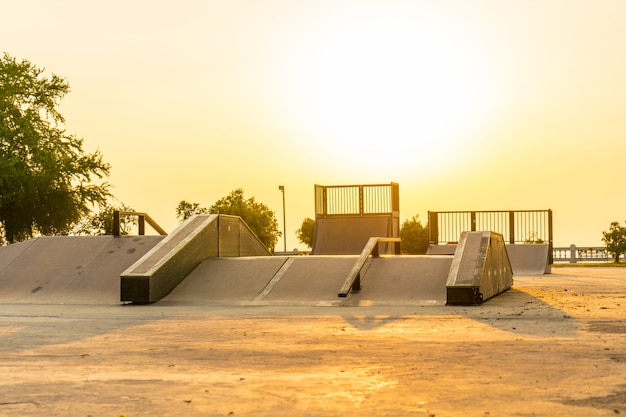 Outdoor Skatepark Z Różnymi Rampami Na Czas Zachodu Słońca