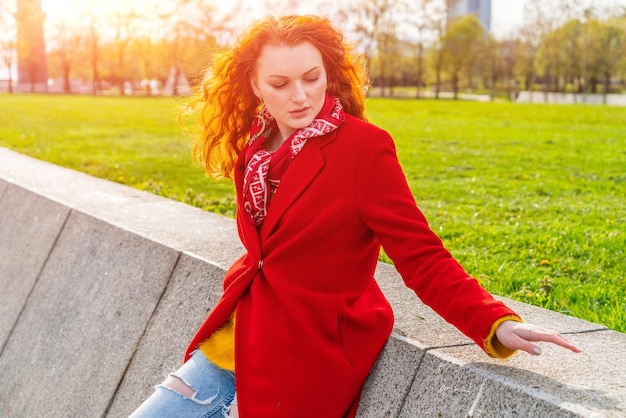 Outdoors moda portret młoda elegancka kobieta w czerwonym żakiecie i żółtym pulowerze
