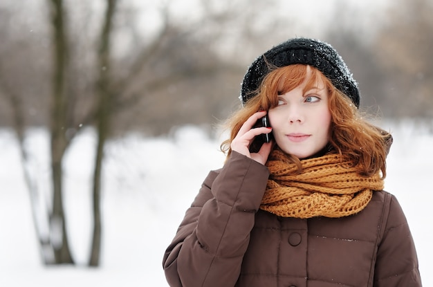 Zdjęcie outdoors portret młoda piękna kobieta z wiszącą ozdobą w zimie