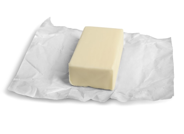 Owijanie kawałkiem masła na białym tle