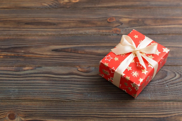 Owinięty świąteczny lub inny świąteczny prezent ręcznie robiony w papier z kolorową wstążką Dekoracja pudełka prezentu na widoku z góry stołu z miejscem na kopię
