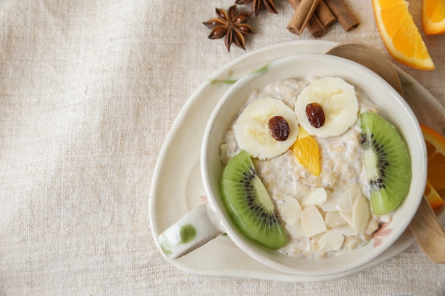 Owl śniadanie owsianka, sztuka kulinarna dla dzieci