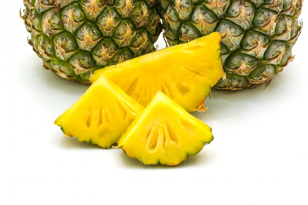Owoc ananasa pokrojony na białej powierzchni