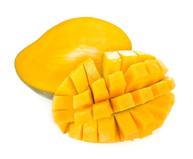 Owoc mango na białym tle.