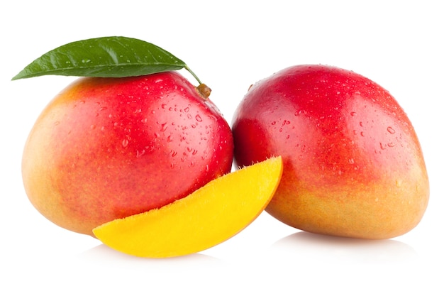 Owoc mango na białym tle