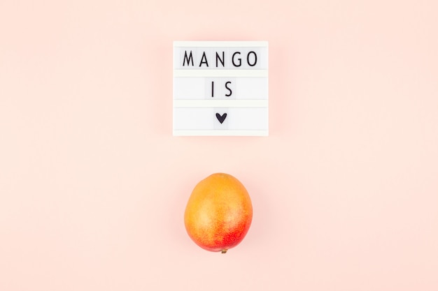 Owoc mango w twórczej kompozycji