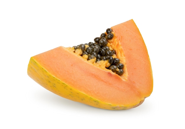 Owoc papai pokrojony na pół na białym tle