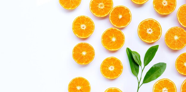 Owoc pomarańczowy z liśćmi