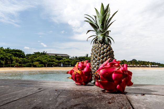 Owoc Smoka I Ananas Na Egzotycznej Plaży.