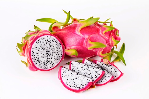 Owoc smoka na białym tle, świeża pitahaya lub pitaya