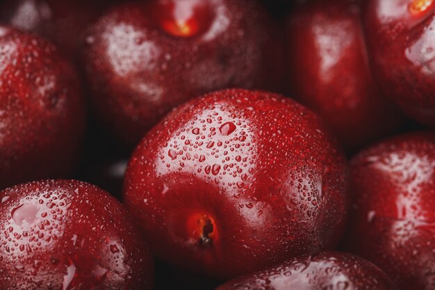 Owoc wiśni zbliżenie z kroplami rosa