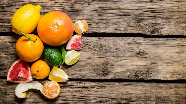 Owoce cytrusowe - grejpfrut, pomarańcza, mandarynka, cytryna, limonka.