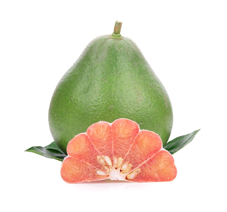 Owoce cytrusowe Pomelo z liśćmi na białym tle