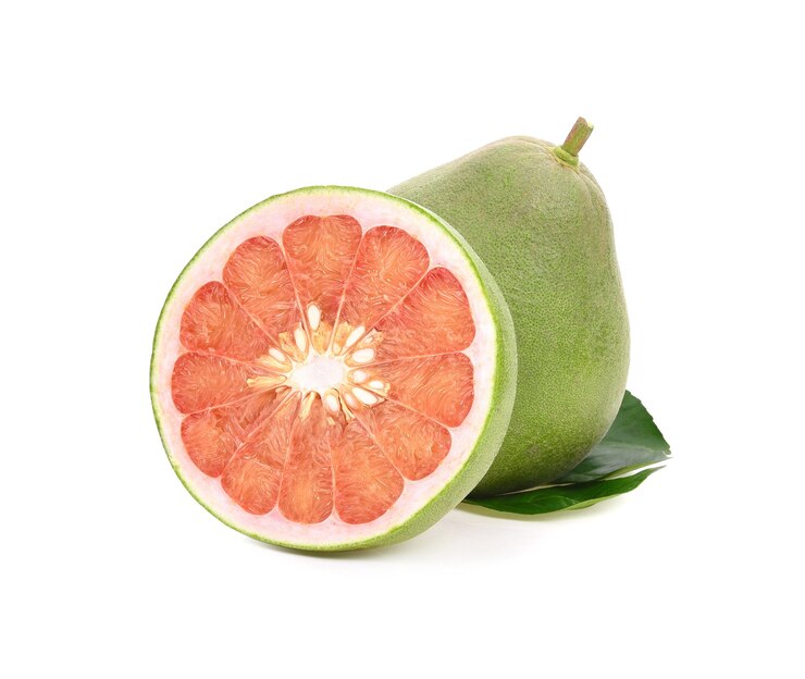 Owoce cytrusowe Pomelo z liśćmi na białym tle
