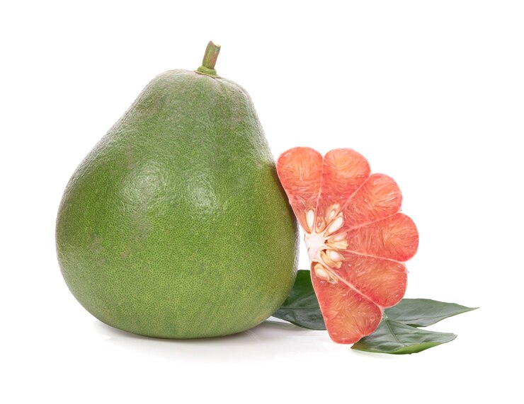 Owoce cytrusowe Pomelo z liśćmi na białym tle.