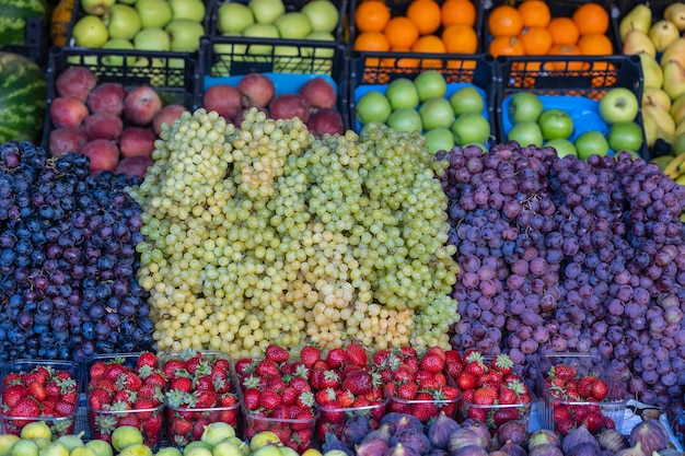 Owoce ekologiczne na targu rolniczym w Bodrum Turcja