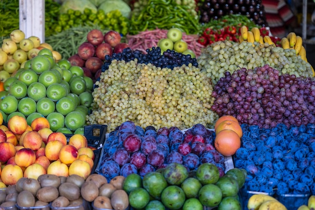 Owoce ekologiczne na targu w Bodrum w Turcji. Świeże owoce na sprzedaż na targu ulicznym