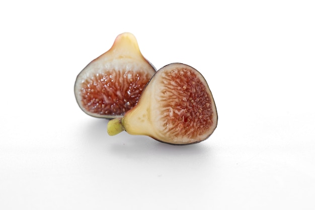 Owoce figowe z liśćmi na białym tle