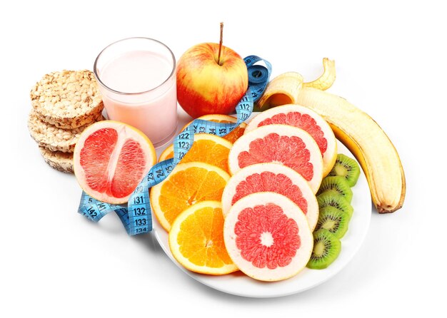 Owoce i pieczywo chrupkie na białym Koncepcja zdrowego odżywiania